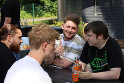 Azubis sitzen gemeinsam am Tisch