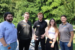 Gruppe von Auszubildenden schaut glücklich in die Kamera