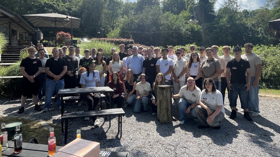 Gruppenbild von Azubis, angehenden Azubis, Ausbildern und der Geschäftsleitung bei der Veranstaltung "Keine Angst vorm ersten Tag"