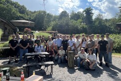 Gruppenfoto mit Auszubildenden, zukünftigen Auszubildenden, Ausbildern und der Geschäftsleitung bei der Veranstaltung "Keine Angst vorm ersten Tag". 